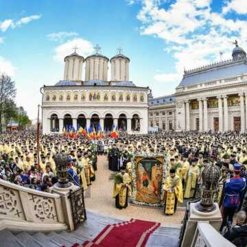 Patriarch Daniel welcomes faithful at the traditional Palm Sunday Procession in Bucharest 2017