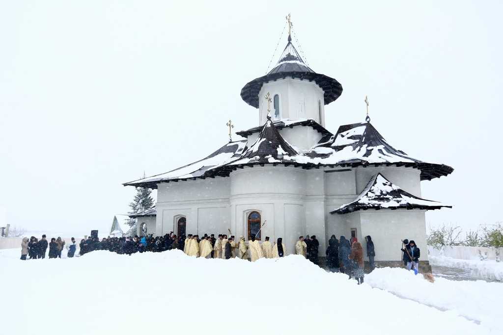 foto_sfintire_biserica_M-rea_Trotusanu_01
