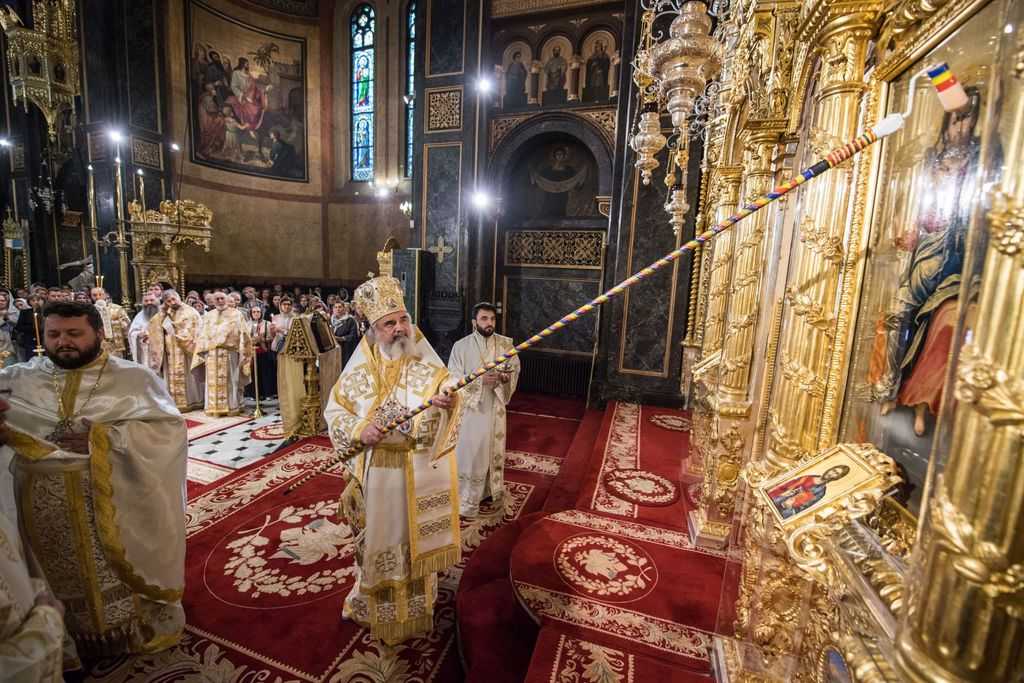 Patriarch Daniel blesses iconostasis of Lady Balasa Church
