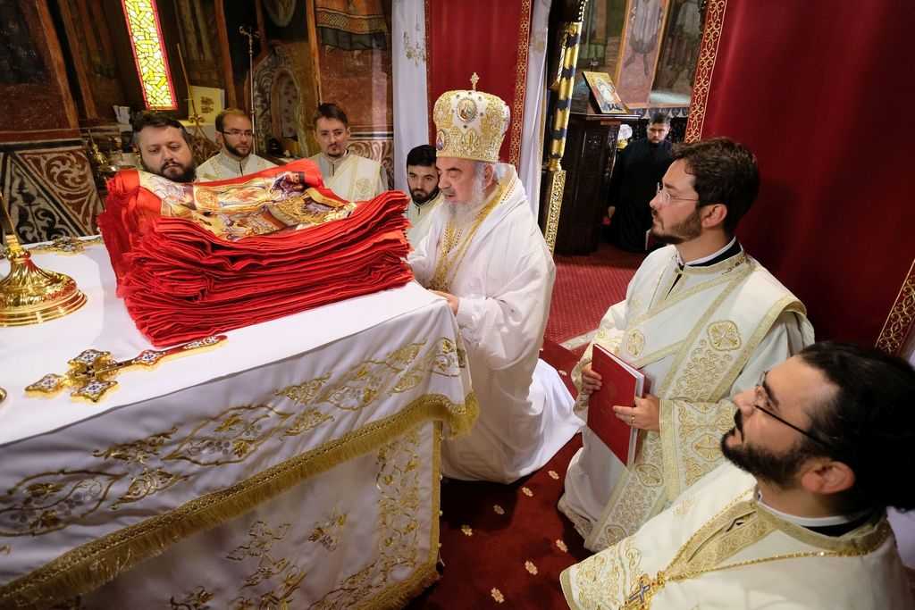Să nu mai trăim egoist, ci să trăim deschis iubirii lui Dumnezeu şi ajutorării semenilor noştri, îndeamnă Patriarhul Daniel (4)