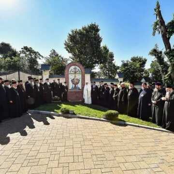 Patriarhul Daniel si ierarhii Bisericii Ortodoxe Romane in parcul Resedintei Patriarhale