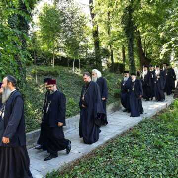 Patriarhul Daniel si ierarhii Bisericii Ortodoxe Romane in parcul Resedintei Patriarhale
