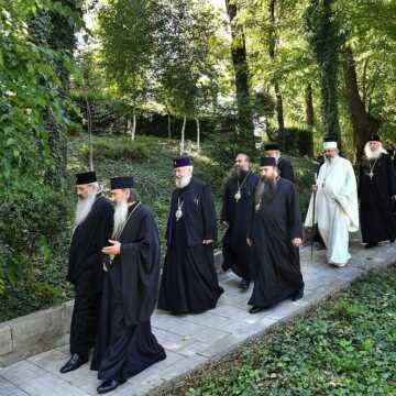 Patriarhul Daniel si ierarhii Bisericii Ortodoxe Romane in parcul Resedintei Patriarhale