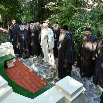 Patriarhul Daniel si ierarhii Bisericii Ortodoxe Romane in parcul Resedintei Patriarhale