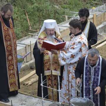 IPS Petru pune piatra de temelie la biserica din Orhei
