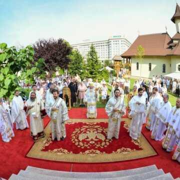 PS Varlaam Ploieşteanul slujeşte Sfânta Liturghie la hramul Paraclisului Catedralei Mântuirii Neamului