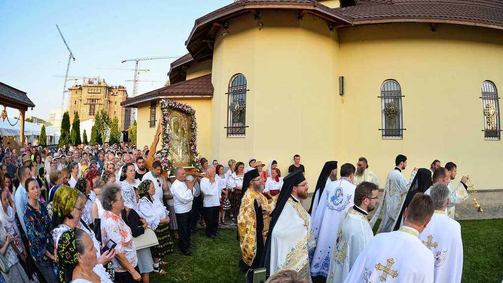 Procesiune Icoana Maicii Domnului Prodromita la Paraclisul Catedralei Mantuirii Neamului