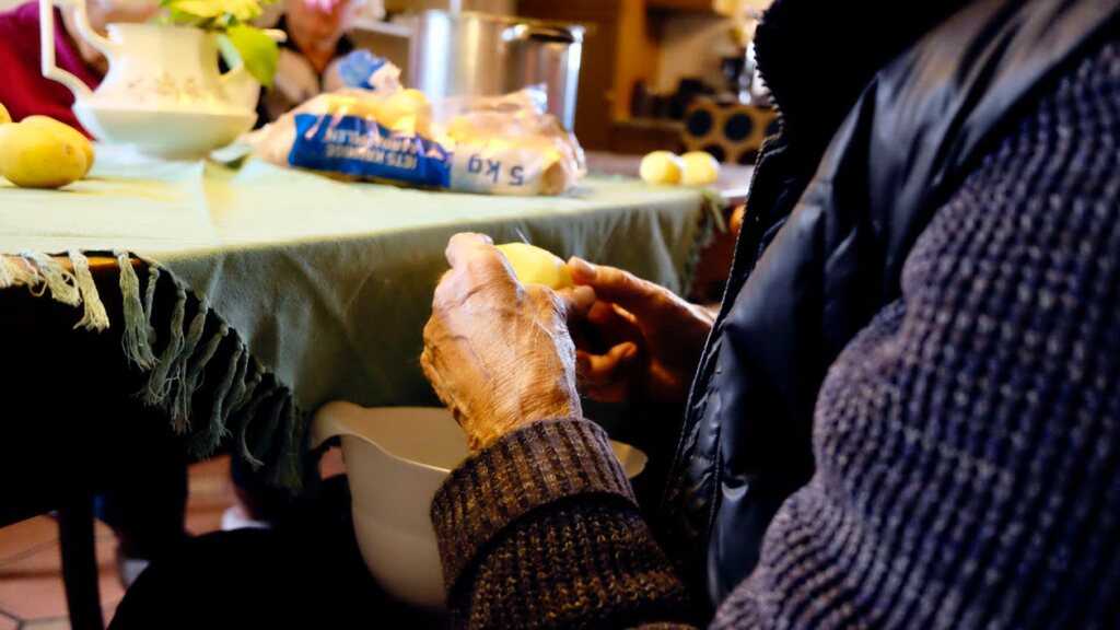 Arhiepiscopia SIbiului Daruri pentru 200 familii nevoiaşe din Viscri şi Mesendorf