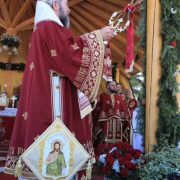 Hramul Manastirii Pietroasa. Peste 10.000 de credinciosi au participat la Sfanta Liturghie oficiata de PS Iustin