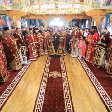 Hramul Manastirii Pietroasa. Peste 10.000 de credinciosi au participat la Sfanta Liturghie oficiata de PS Iustin