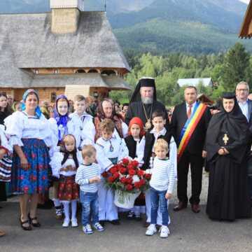 Hramul Manastirii Pietroasa. Peste 10.000 de credinciosi au participat la Sfanta Liturghie oficiata de PS Iustin
