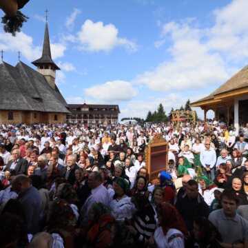 Hramul Manastirii Pietroasa. Peste 10.000 de credinciosi au participat la Sfanta Liturghie oficiata de PS Iustin