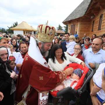 Hramul Manastirii Pietroasa. Peste 10.000 de credinciosi au participat la Sfanta Liturghie oficiata de PS Iustin
