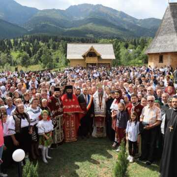Hramul Manastirii Pietroasa. Peste 10.000 de credinciosi au participat la Sfanta Liturghie oficiata de PS Iustin