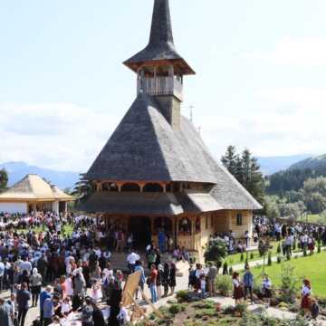 Hramul Manastirii Pietroasa. Peste 10.000 de credinciosi au participat la Sfanta Liturghie oficiata de PS Iustin