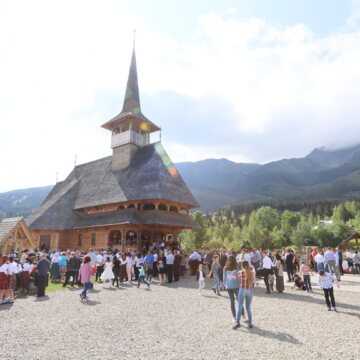 Hramul Manastirii Pietroasa. Peste 10.000 de credinciosi au participat la Sfanta Liturghie oficiata de PS Iustin