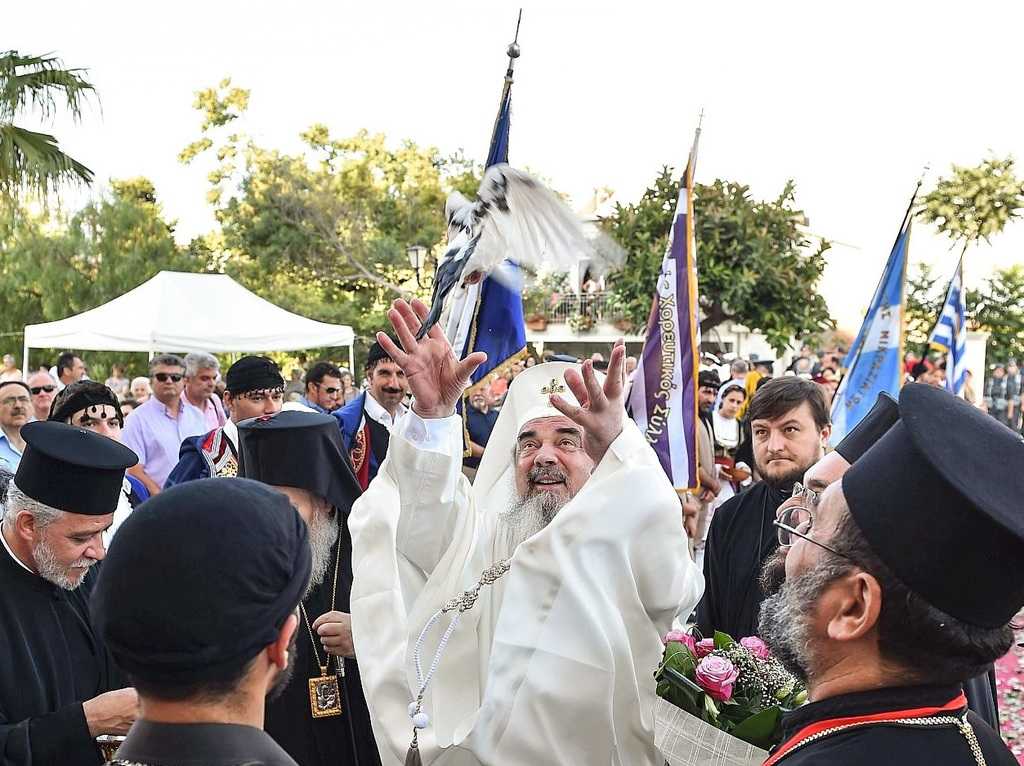 PF Daniel eliberand un porumbel la Sinodul din Creta
