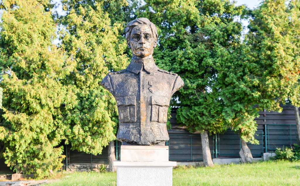 bust_ecaterina_Teodoroiu_marasesti_w2000_h1335_q100