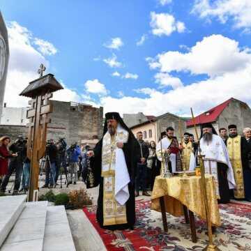Slubă_de_pomenire_a_victimelor_incendiului_de_la_clubul_Colectiv