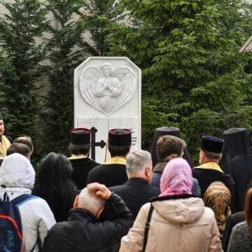 Slubă_de_pomenire_a_victimelor_incendiului_de_la_clubul_Colectiv