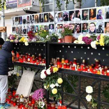 Slubă_de_pomenire_a_victimelor_incendiului_de_la_clubul_Colectiv