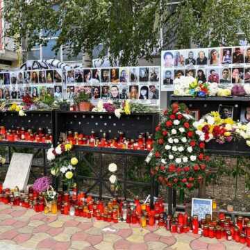Slubă_de_pomenire_a_victimelor_incendiului_de_la_clubul_Colectiv