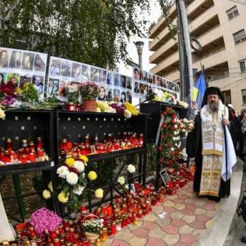 Slubă_de_pomenire_a_victimelor_incendiului_de_la_clubul_Colectiv