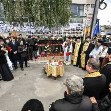 Slubă_de_pomenire_a_victimelor_incendiului_de_la_clubul_Colectiv