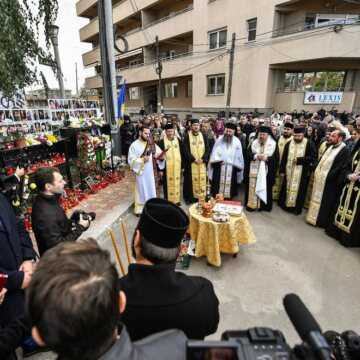 Slubă_de_pomenire_a_victimelor_incendiului_de_la_clubul_Colectiv