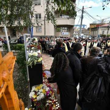 Slubă_de_pomenire_a_victimelor_incendiului_de_la_clubul_Colectiv