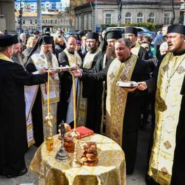 Slubă_de_pomenire_a_victimelor_incendiului_de_la_clubul_Colectiv