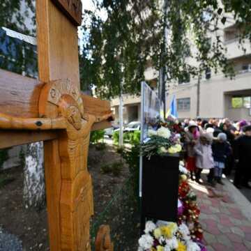 Slubă_de_pomenire_a_victimelor_incendiului_de_la_clubul_Colectiv