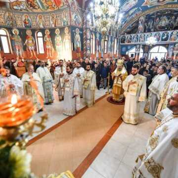 Patriarhul Daniel si Peasfintitul Timotei Prahoveanul au sfintit biserica Parc Rahova 1
