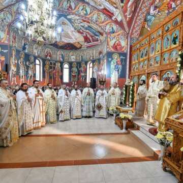 Patriarhul Daniel si Peasfintitul Timotei Prahoveanul au sfintit biserica Parc Rahova 1