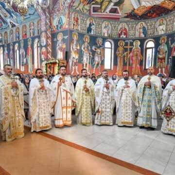 Patriarhul Daniel si Peasfintitul Timotei Prahoveanul au sfintit biserica Parc Rahova 1