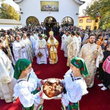 Patriarhul Daniel si Peasfintitul Timotei Prahoveanul au sfintit biserica Parc Rahova 1