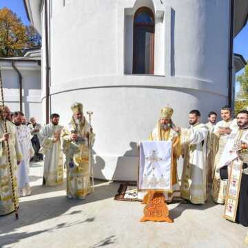 Patriarhul Daniel si Peasfintitul Timotei Prahoveanul au sfintit biserica Parc Rahova 1