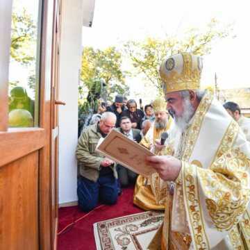 Patriarhul Daniel si Peasfintitul Timotei Prahoveanul au sfintit biserica Parc Rahova 1