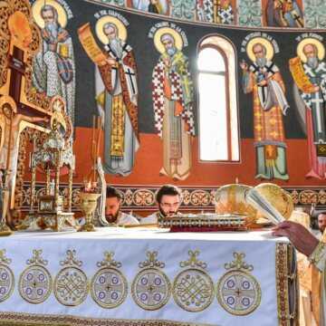 Patriarhul Daniel si Peasfintitul Timotei Prahoveanul au sfintit biserica Parc Rahova 1