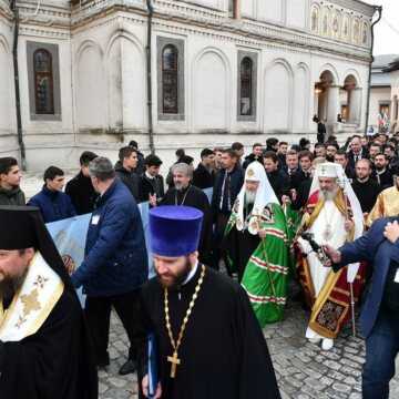 Patriarhul_Kirill_a_ajuns_la_Bucuresti_primit_de_PF_Daniel (1)