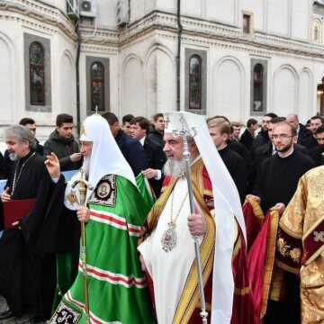 Patriarhul_Kirill_a_ajuns_la_Bucuresti_primit_de_PF_Daniel (1)
