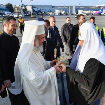 Patriarhul_Kirill_a_ajuns_la_Bucuresti_primit_de_PF_Daniel (1)