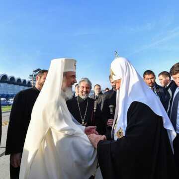Patriarhul_Kirill_a_ajuns_la_Bucuresti_primit_de_PF_Daniel (1)
