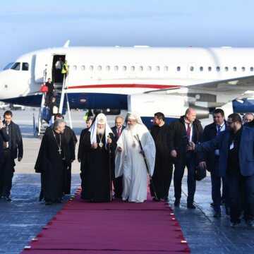 Patriarhul_Kirill_a_ajuns_la_Bucuresti_primit_de_PF_Daniel (1)