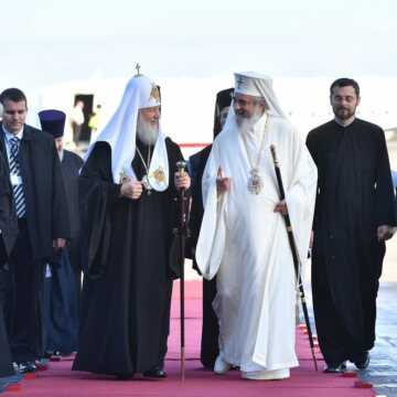 Patriarhul_Kirill_a_ajuns_la_Bucuresti_primit_de_PF_Daniel (1)
