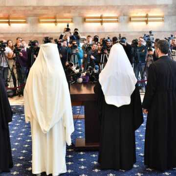 Patriarhul_Kirill_a_ajuns_la_Bucuresti_primit_de_PF_Daniel (1)