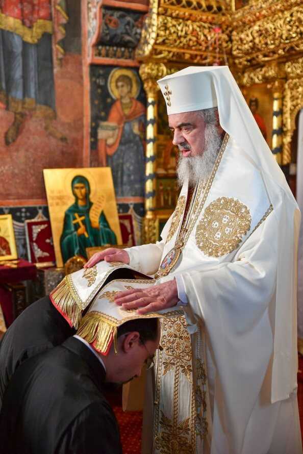 Patriarhul Daniel a hirotesit