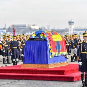 IPS_Nifon_la_sosirea_in_Romania_a_trupului_Regelui_Mihai