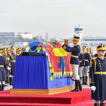 IPS_Nifon_la_sosirea_in_Romania_a_trupului_Regelui_Mihai