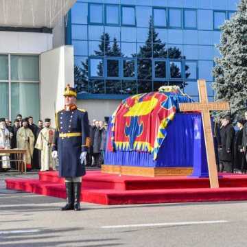 IPS_Nifon_la_sosirea_in_Romania_a_trupului_Regelui_Mihai